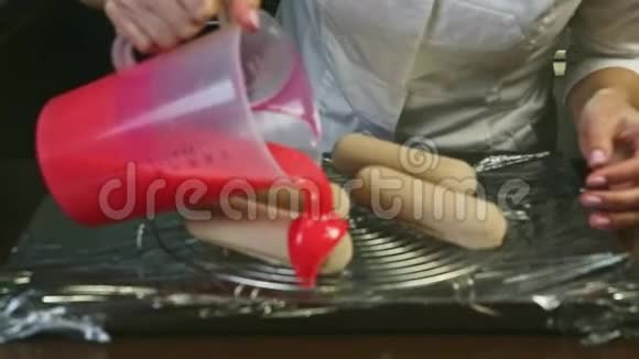 在冰冻慕斯蛋糕上涂上粉色镜面釉视频的预览图