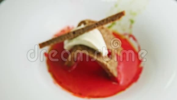 近距离观看美味的红罗宋汤和棕色面包和酸奶油视频的预览图