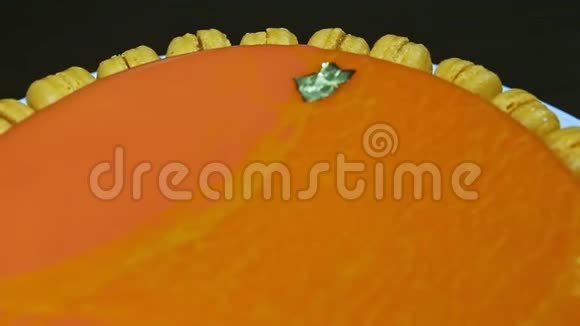 用橙色镜面釉装饰的全圆芝士蛋糕视频的预览图