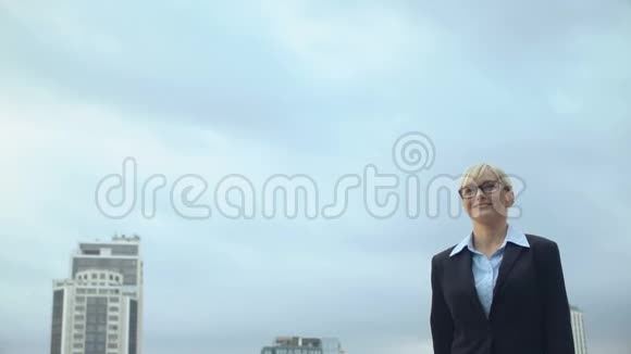 微笑的女人穿着正式服装在天空中行走职业提升成功视频的预览图