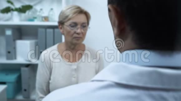 因医生预约而沮丧的老年妇女令人失望的诊断疾病视频的预览图