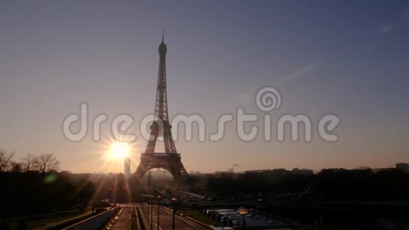 黎明时从特罗卡德罗花园俯瞰埃菲尔铁塔太阳从地平线升起视频的预览图