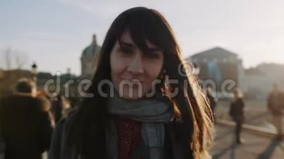 生活方式肖像快乐美丽微笑年轻女子摆姿势相机日落秋天巴黎广场慢动作视频的预览图