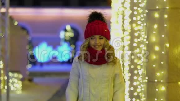 在节日的圣诞节或新年的集市上女人一个空气吻视频的预览图