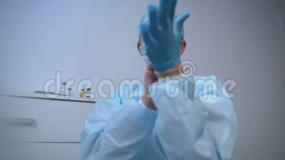 准备手术的女外科医生戴上无菌橡胶手套吃药视频的预览图