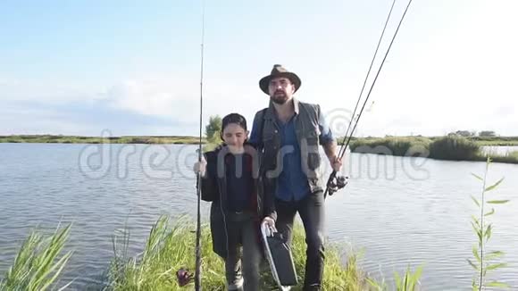 开心的笑爸爸和儿子一起去钓鱼视频的预览图