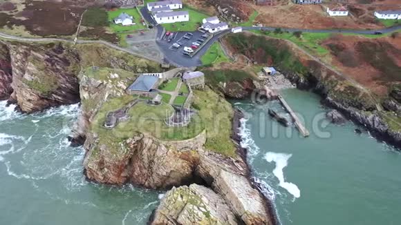 爱尔兰多戈尔县印希文半岛杜恩里堡和灯塔的鸟瞰图视频的预览图