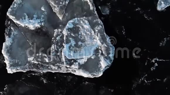 从上面可以看到空中景色暗冰河与单独漂浮的冰自然现象视频的预览图