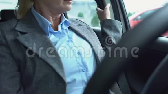 女经理西装革履系安全带准备开车遵守交通规则视频的预览图