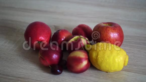 健康的水果放在木桌上视频的预览图