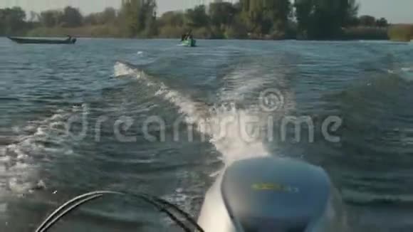 摩托艇前进摩托艇后的河流痕迹从小船的角度看摩托艇秋天视频的预览图