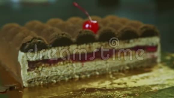特写镜头集中在一半的原始奶油巧克力蛋糕与果冻夹层视频的预览图