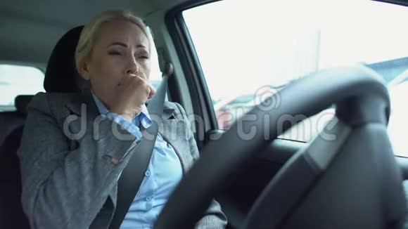 老年女司机患有严重的咳嗽支气管炎后果保健视频的预览图