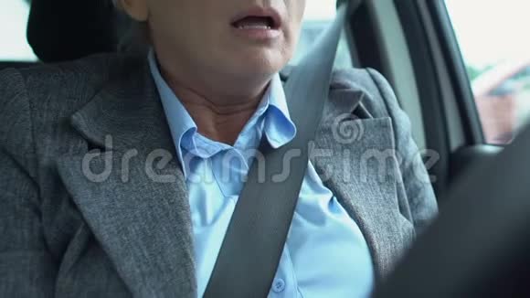 患病女司机在车上咳嗽季节性过敏健康问题道路危险视频的预览图