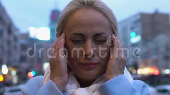患有头痛按摩太阳穴大城市压力疲劳的成熟女性视频的预览图