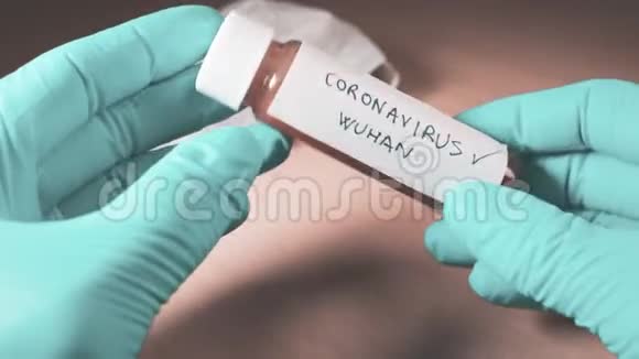 医生用冠状病毒标记血样管阳性视频的预览图