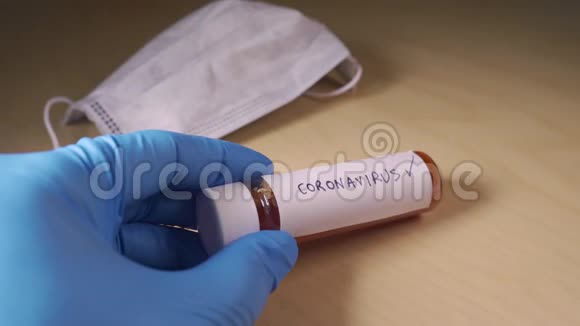 医生用冠状病毒标记血样管阳性视频的预览图