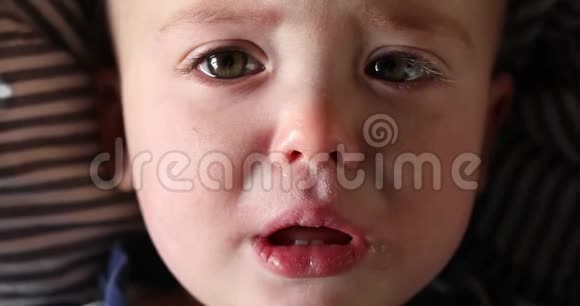 小男孩带着悲伤的表情看着镜头视频的预览图