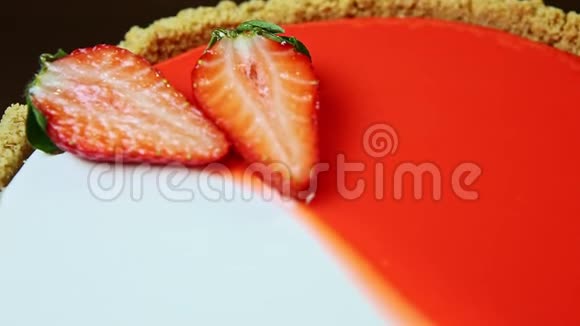 从草莓切片装饰到红白釉的宏观全景视频的预览图