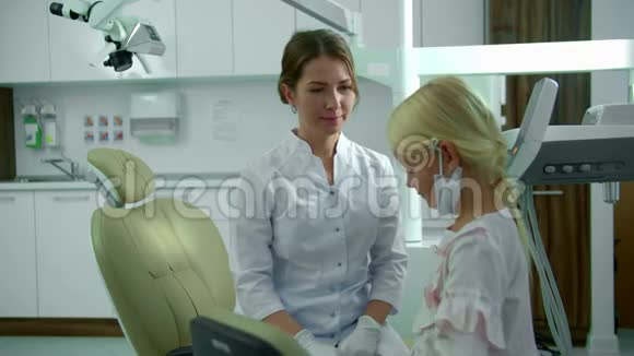 女孩和医生握手微笑视频的预览图