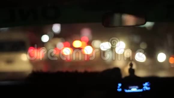 模糊不集中的尼泊尔繁忙的道路交通从一辆车上看到晚上堵车亚洲街头视频的预览图