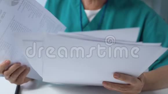 高级女医生签署医学文件药理学研究视频的预览图