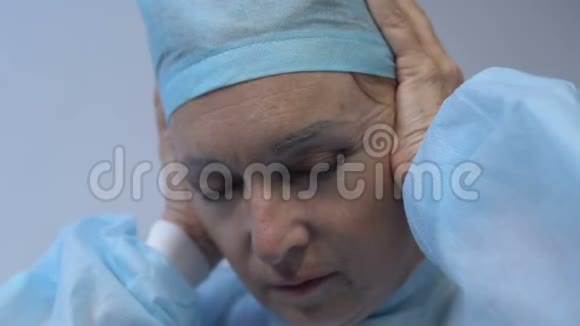 年老的女医生患有血压双手按到耳朵精疲力竭视频的预览图