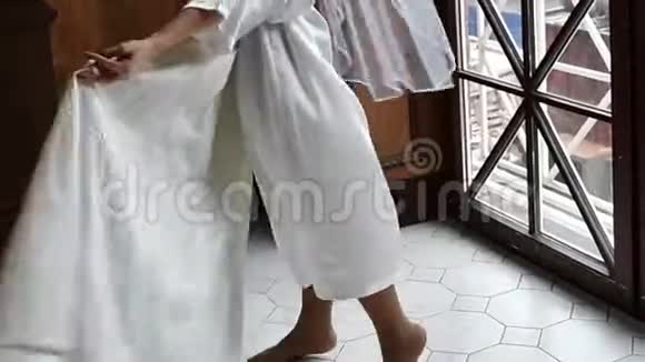 新娘试穿一件白色连衣裙跳舞视频的预览图