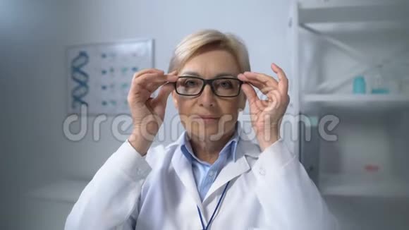 有经验的成熟女性治疗师调整眼镜看相机视频的预览图