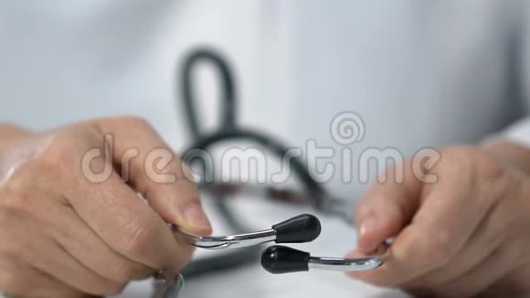 医生把听诊器放在照相机上定期进行健康检查视频的预览图