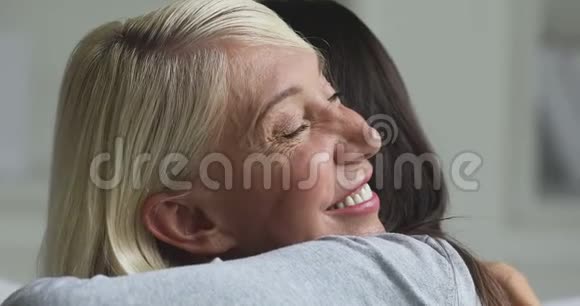 快乐的中年母亲拥抱小女儿拥抱视频的预览图