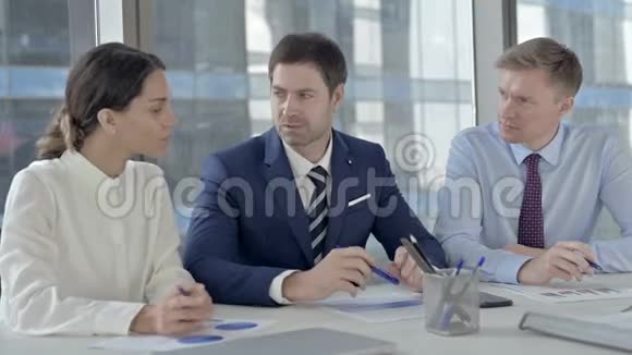 一位中年商人在办公室桌上向他的助手解释事情视频的预览图