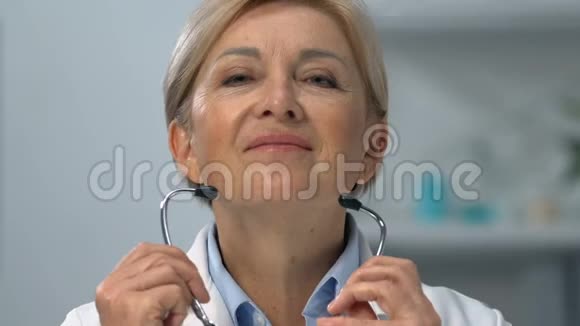 有经验的女医生安装听诊器看摄像头预约视频的预览图