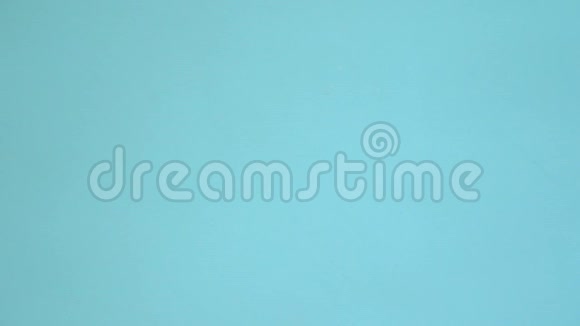 蓝色背景下欧米茄3鱼油丸的俯视图顶部视图视频的预览图