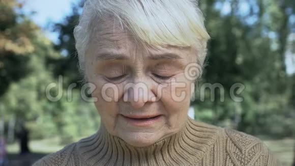 成熟不快乐的女人在户外哭泣老年问题孤独绝望视频的预览图