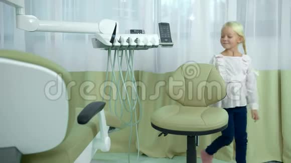 小女孩绕着椅子走坐着视频的预览图