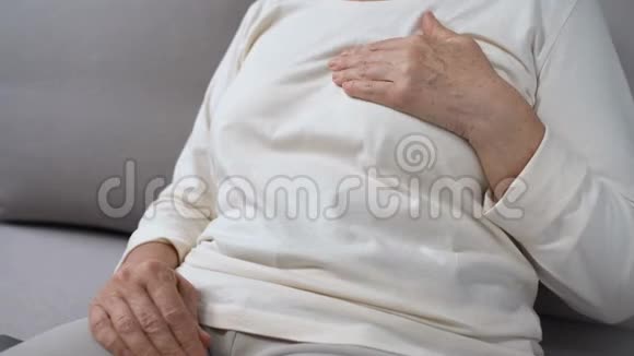 老年妇女手挽胸脯叫救护车急救保健视频的预览图
