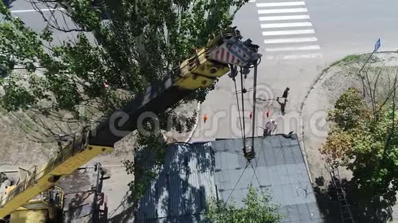 鸟瞰城市用挖掘机拆除房屋挖掘机装载卡车视频的预览图