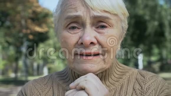 孤独的老太太哭着想问题年老的寡妇感到绝望视频的预览图