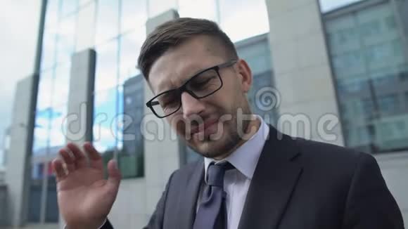 戴眼镜的男企业家颈部疼痛肌肉痉挛发炎视频的预览图
