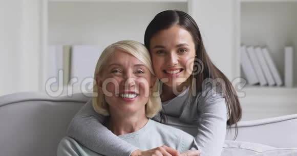 幸福的两代女人拥抱拥抱看镜头视频的预览图