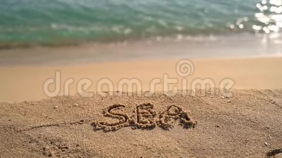 在海滩上用手写文字海慢动作视频的预览图