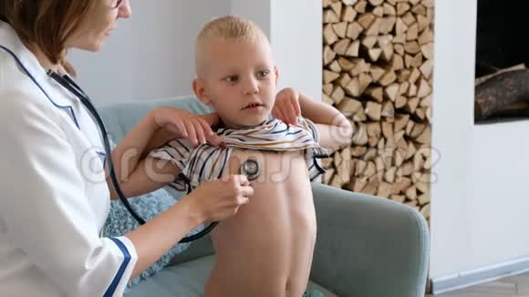 医生的可爱男孩用听诊器做呼吸检查视频的预览图