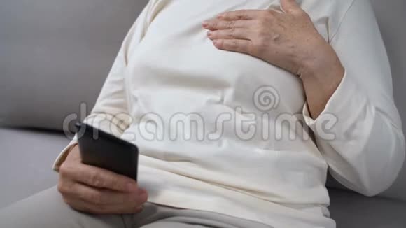 一位患有心脏病的老太太在智能手机上发了911电话还有急救服务视频的预览图