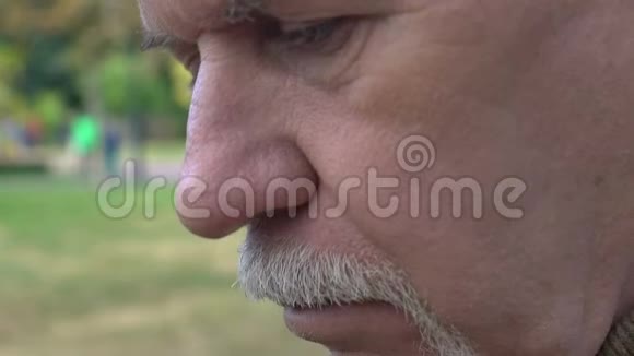 悲伤的男性养老者看着相机年老的孤独低生活水平视频的预览图