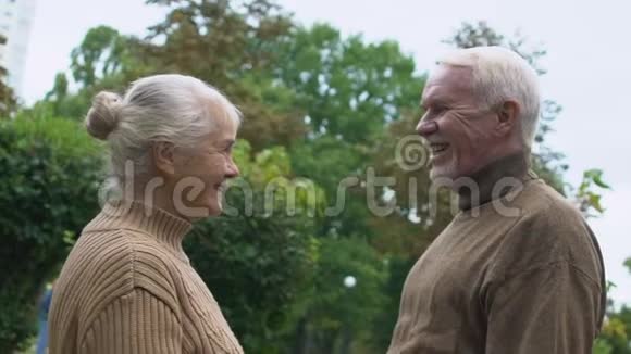 浪漫的一对退休老人在户外约会时拥抱亲密的关系视频的预览图
