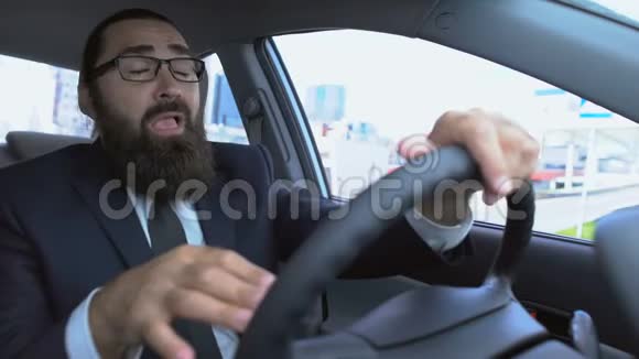 驾驶汽车时打喷嚏流感症状过敏季节视频的预览图