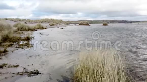 在爱尔兰唐加尔县阿尔达拉附近的马赫拉海滩的沙丘和海滩视频的预览图