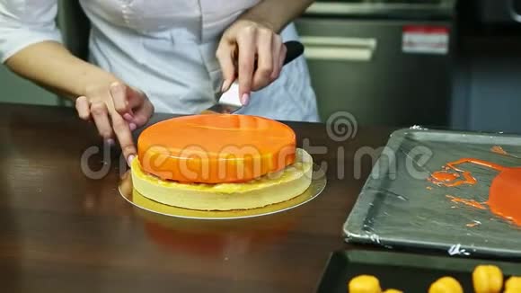 甜点在杏仁夹层上涂上橙釉的芝士蛋糕视频的预览图