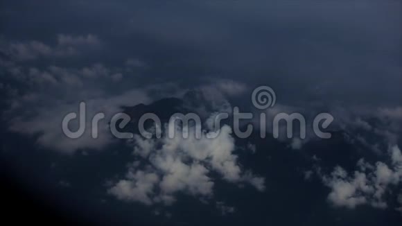 从山上和云层上可以看到干净的景色视频的预览图
